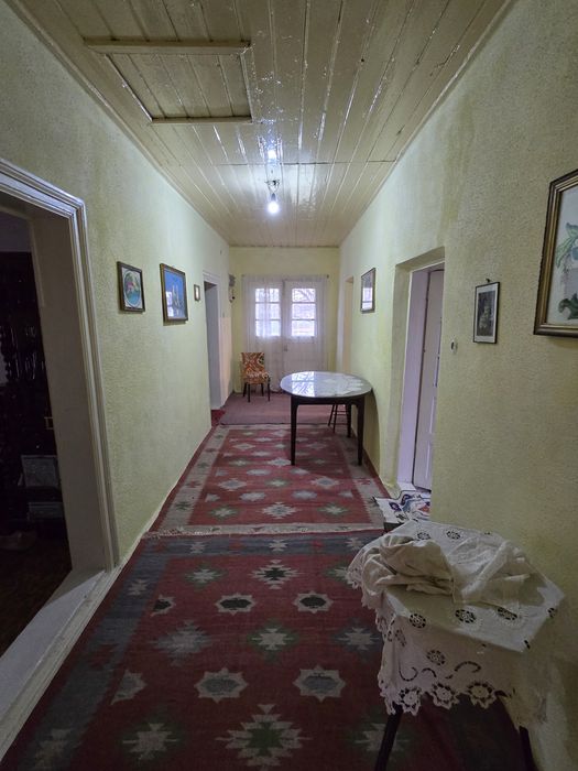 Casă la țară cu grădină mare și anexe, ideală pentru familie
