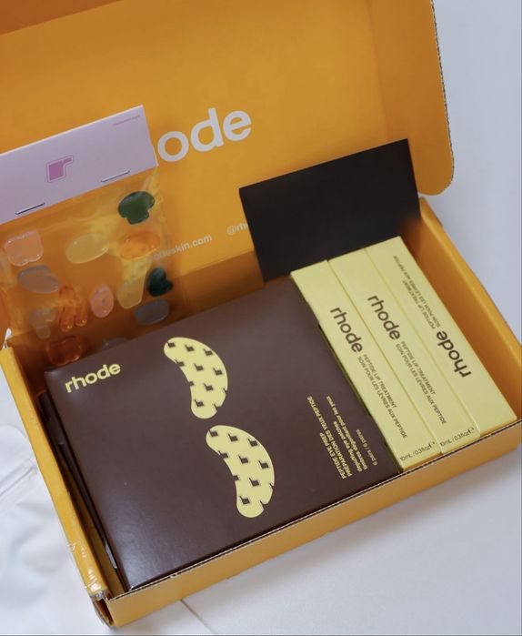 Оригинални лимитирани rhode x Justin Bieber, Hailey Bieber: Caramelized Banana Lip Gloss гланц, Eye Patches пачове за очи и цветни лепенки за пъпки