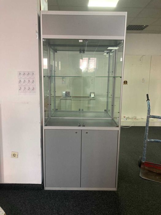 Стъклена витрина с шкаф