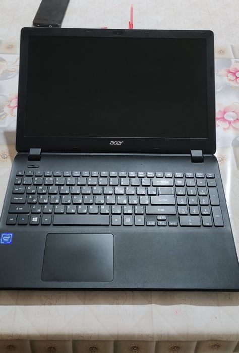 Compyuter acer  ex2519