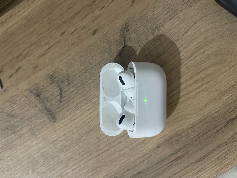 Продам оригинальные AirPods Pro.