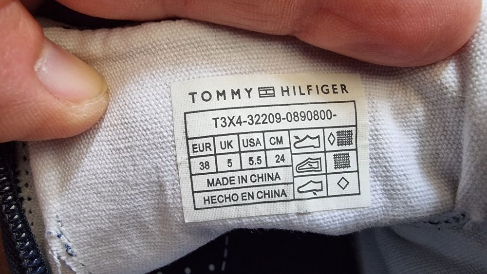Продавам детски кецове Tommy Hilfiger 38 номер