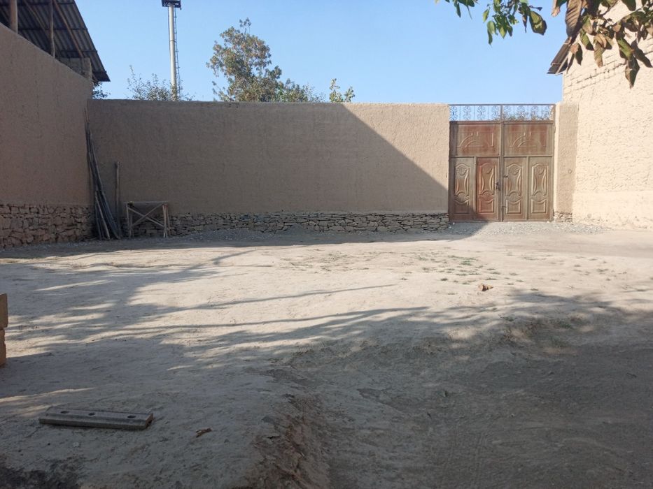 15/40метир атрофи уралган мевали дарахтлари бор