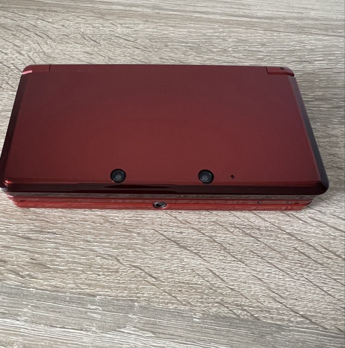 Vand  Vând consolă Nintendo 3DS (culoarea Flame Red)