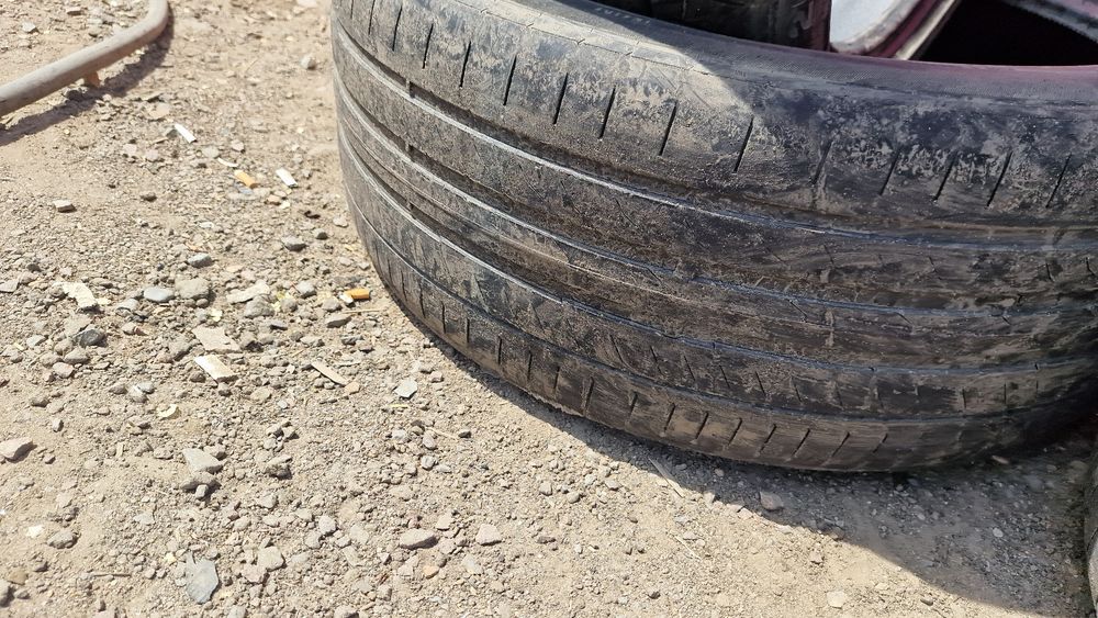 Продам два баллона 255-40 r21 Continental