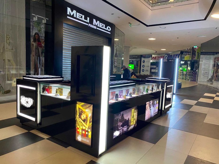 Vând 2 Insule Comerciale Premium (2.5x3.5m și 2.5x3m cu Ecran Vertical), ideal Parfumuri / Cosmetice
