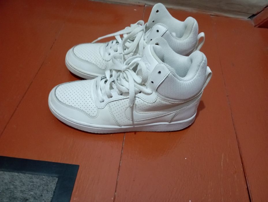 Кеды и кроссовки.