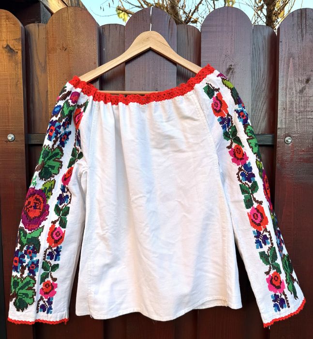 Vând costum popular