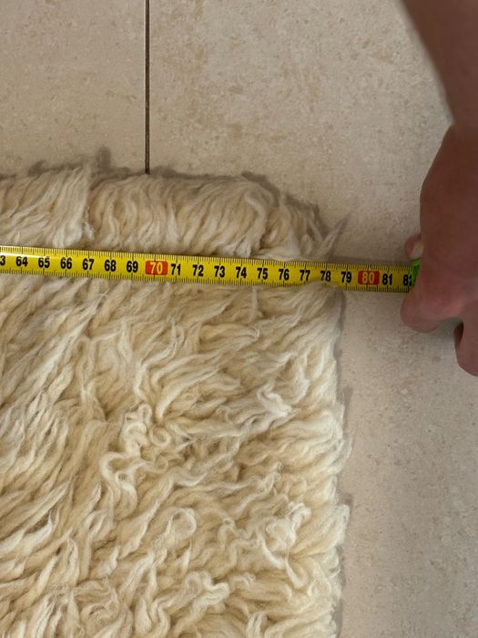 2 бели пухкави килими от естествена овча кожа – още с етикет.