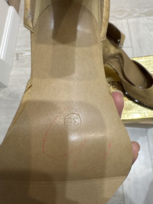 Отдам бесплатно туфли 35 размера