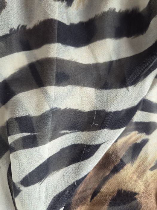 Bluză Monari mărime 38, imprimeu animal print (zebră/leopard), guler cu volănașe și șnur de legat