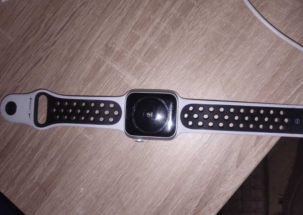 Apple Watch SE 40mm GPS, използван със спортна каишка Nike и магнитна гривна