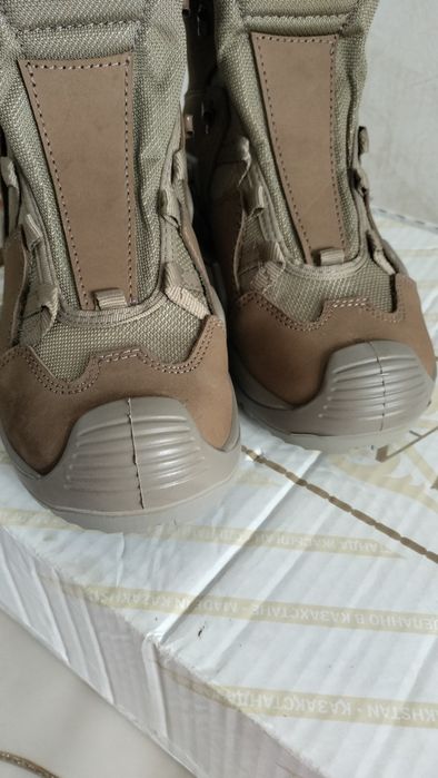 Продам треккинговые ботинки