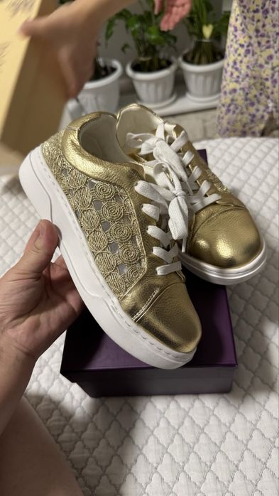 Продается кроссовки