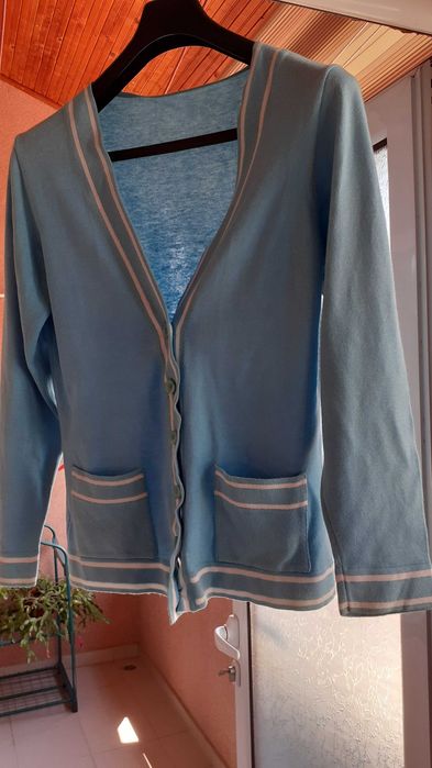 Небесно синя тънка жилетка