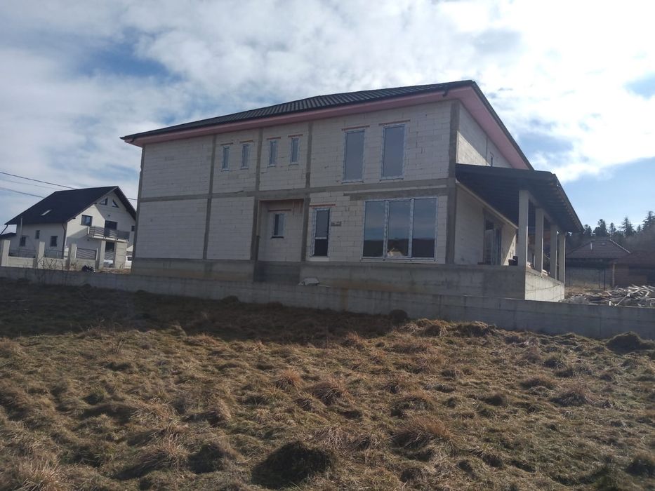 Casa moderna  P+1 cu garaj si teren, zona linistita, langa padure