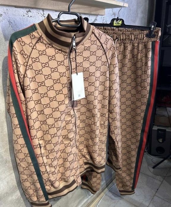 Compleu Gucci 
Marimi Xl
PRET REDUS 240 lei