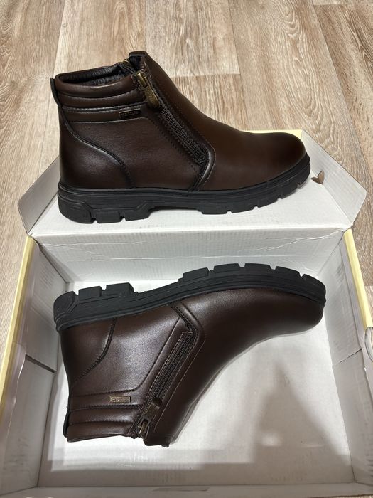 Продам новые мужские зимние сапоги за 5000. В Kari стоят 15000. Обувь