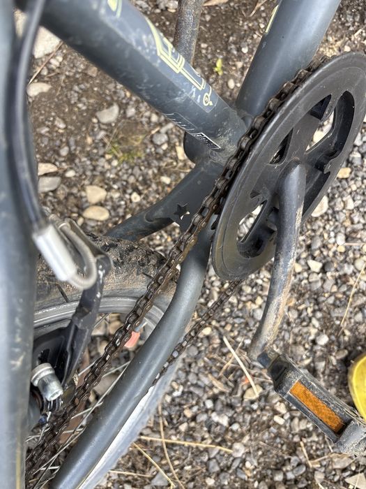 Vand bicicleta BMX cauciucu pe spate este de schimbat si bureti de la frâne in rest bună