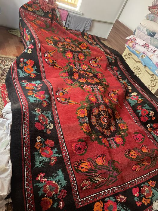 Қол кілем сатылады