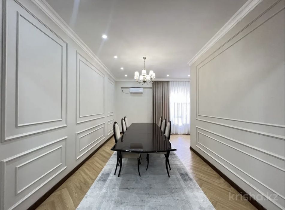 Обеденный стол со стульями