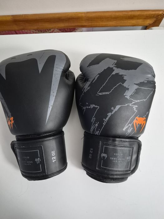 Перчатки Venom 12 oz