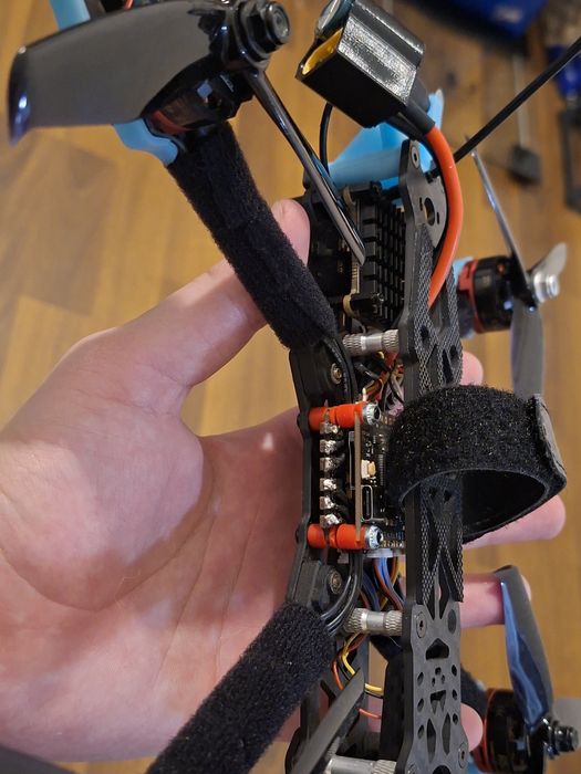 Vând dronă FPV 5 inch custom made cu 2 baterii cadou