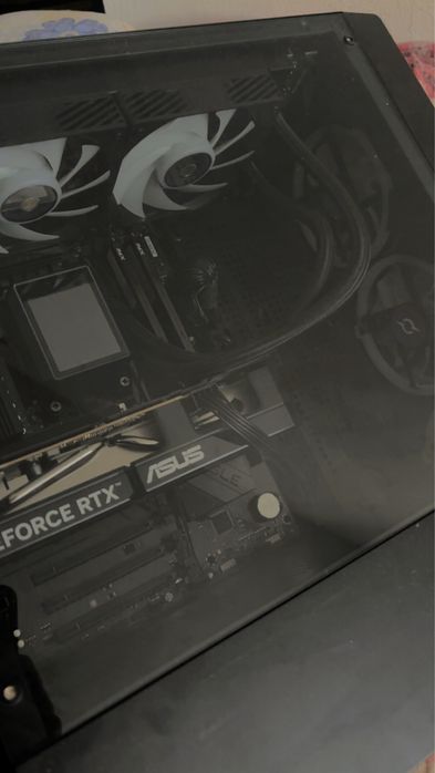 Setup complet 2 monitoare si pc(ryzen 5 9600X + RTX 5060)