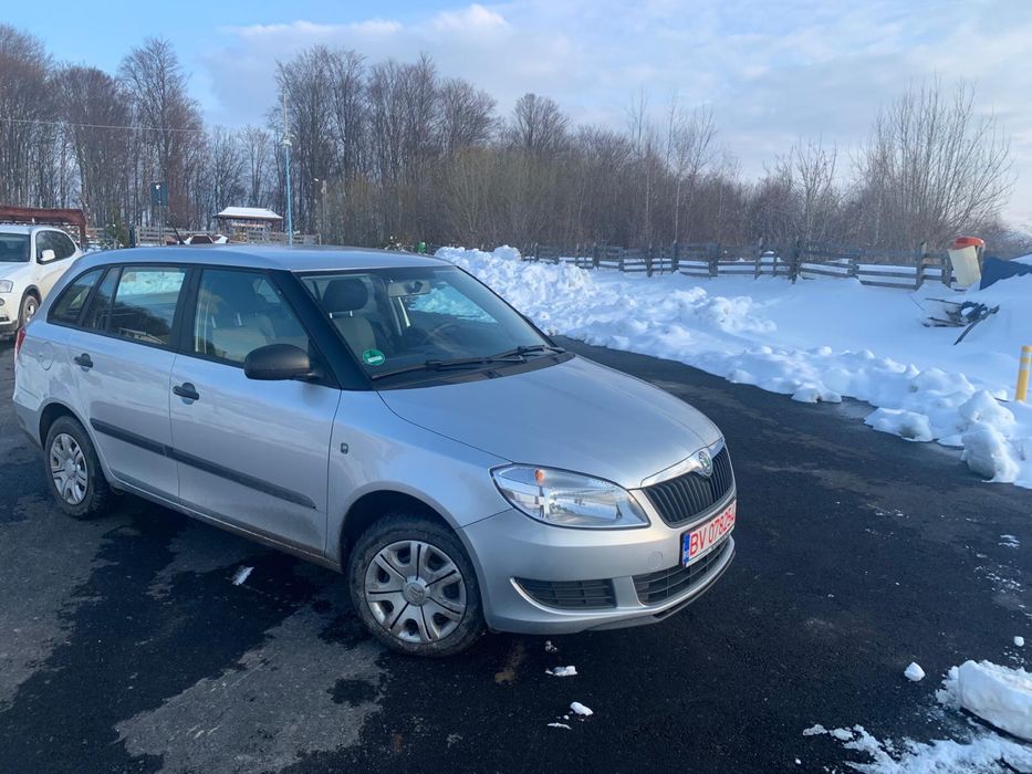 Vând Skoda Fabia, an fabricație 2011, echipată cu motor 1.6 TDI diesel, 90 CP, cutie de viteze manuală și normă de poluare Euro 5.