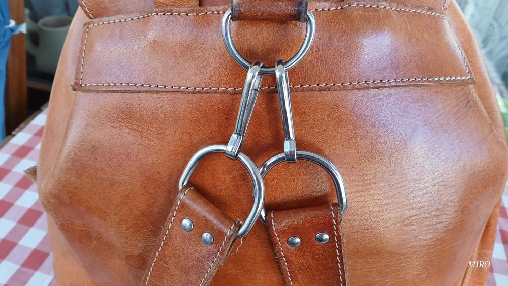 Дизайнерска раница от естествена кожа