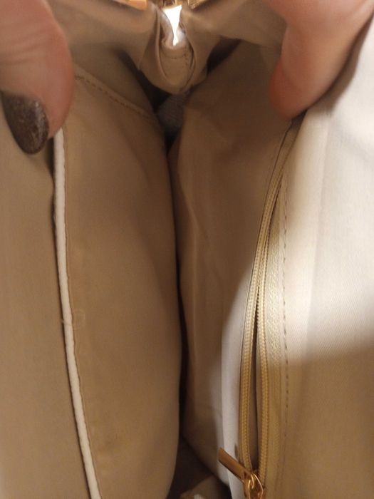 Дамска бяла чанта.