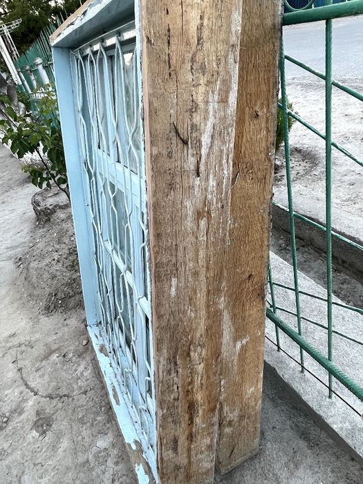 Рамка окон в хорошем состоянии с решетками