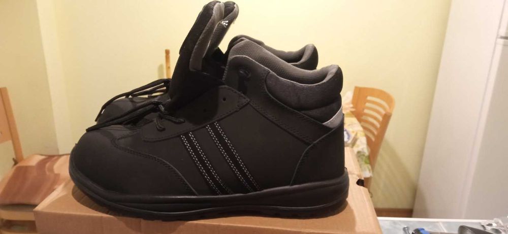 Нови работни обувки с метални бомбета