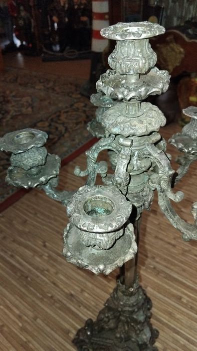 Бронзови свещници (канделабър).