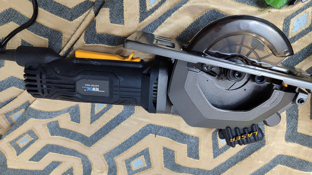 Продам электрическую мини пилу