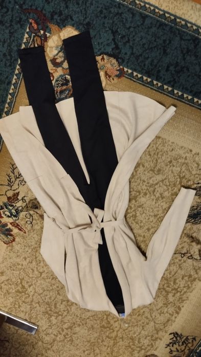 Платье ниже колен серое низ плисе