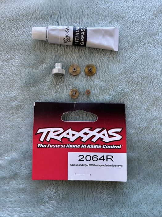 Set pinioane metalice Traxxas 2064R – Full box, ca noi
