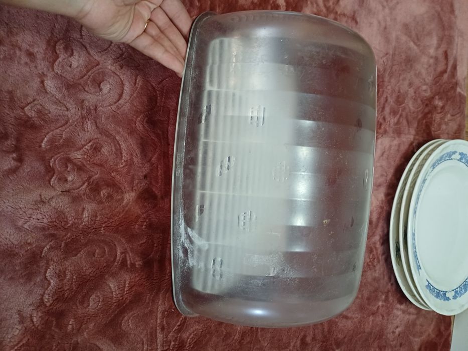 Этажерки ,хлебница ,кастрюли.