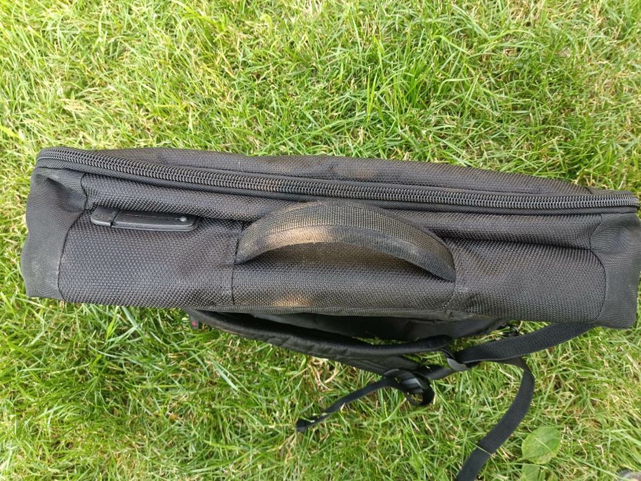 Vând geantă pt laptop.