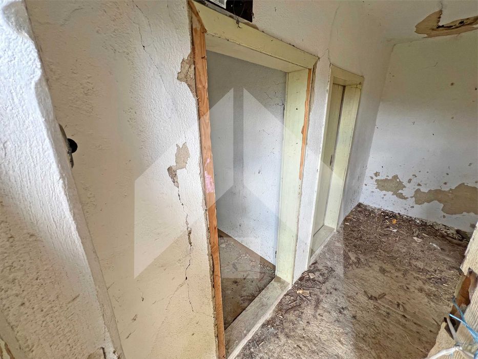 Продава тухлена селска къща в с. Мировци (общ. Нови пазар, обл. Шумен)