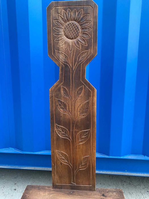 masa cu scaune sculptate cu motive traditionale