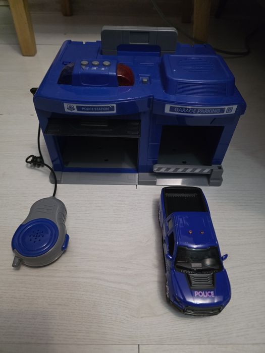 Garaj de politie cu masinuta