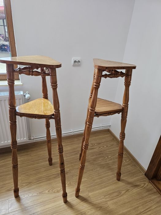 Vând doua suporturi de flori din lemn