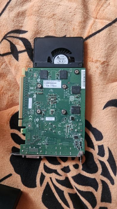 Vand placa de baza asus prime h310m  cu i3 8100 si nividia quadro 2200
