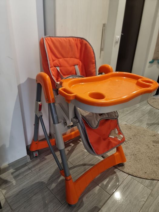 Vând scaun de masă BabyGo pentru bebeluși și copii mici, în stare bună și perfect funcțional.