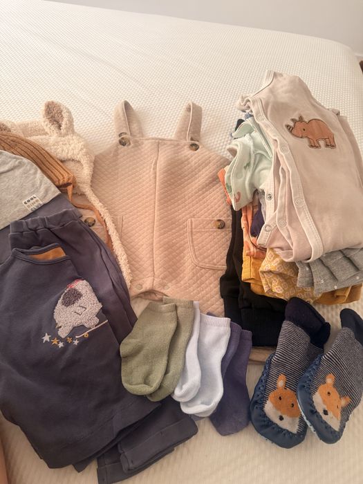 2 пакета одежды и игрушки, коврик игровой