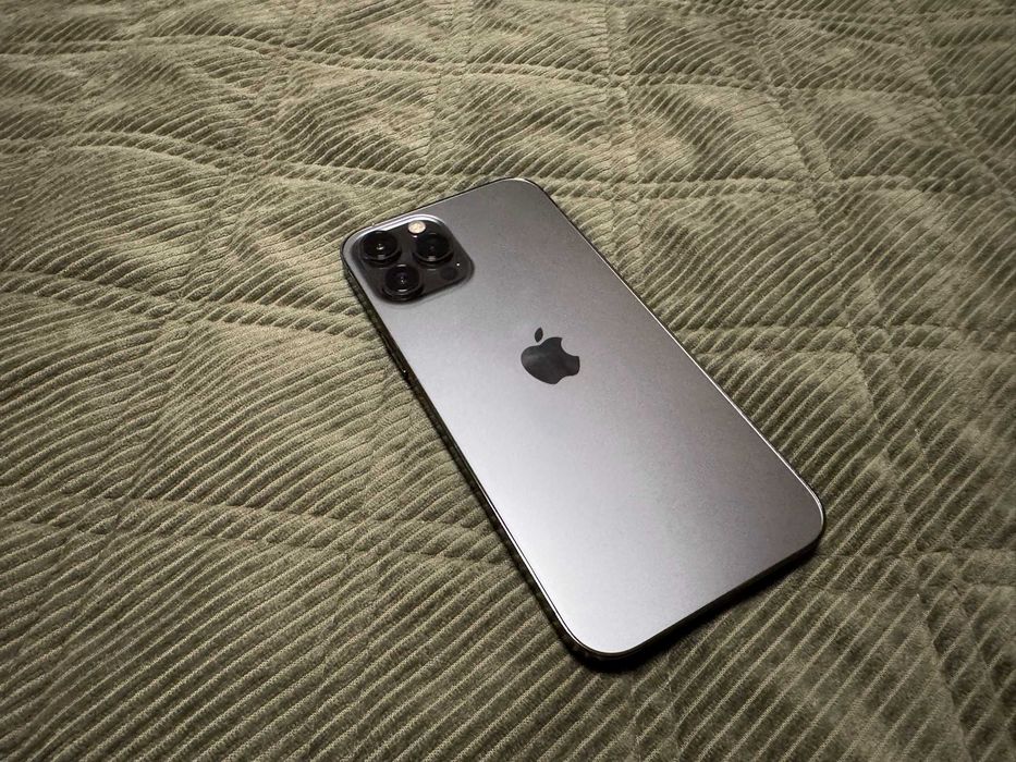 iPhone 12 Pro Max 128gb с протектори и калъфи