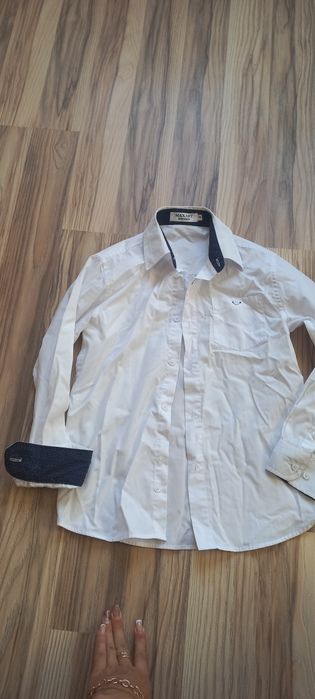 Продаются рубашки.