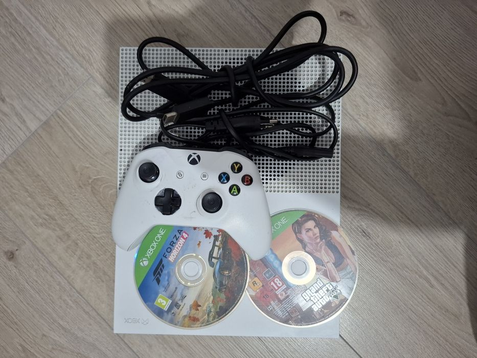 Vând consola xbox One s