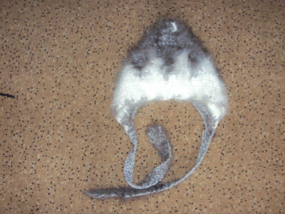 Теплые шерстяные шапки  на 3-4 года.